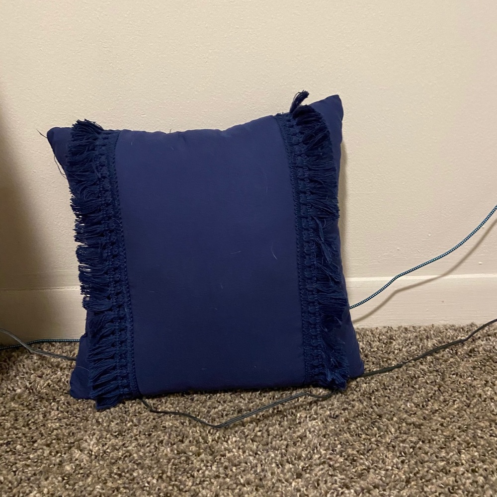 Throw pillows - Picture 2 of 3